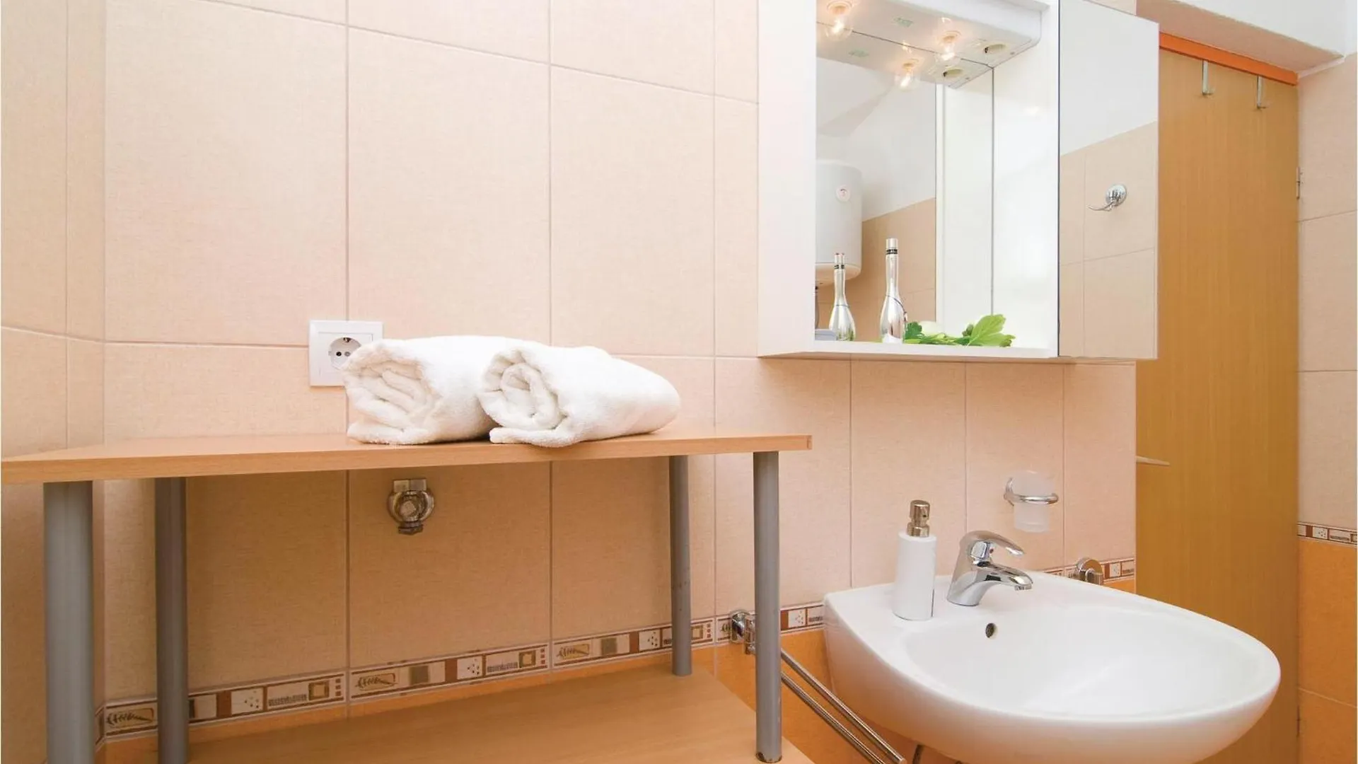 Holiday home Beautiful Home In Okrug Donji With Wifi