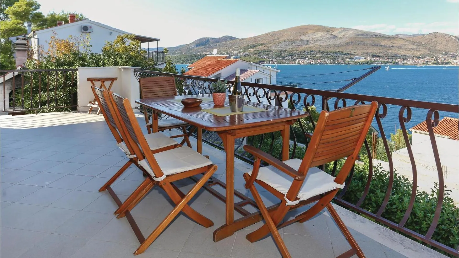 Beautiful Home In Okrug Donji With Wifi Holiday home